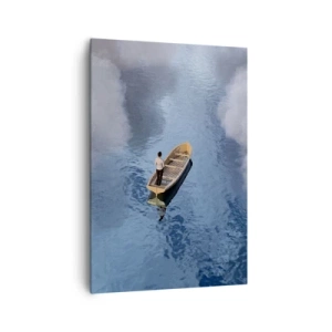 Obraz na płótnie - Mężczyzna w łódce na spokojnym morzu otoczonym chmurami - 70x100cm - Życie – podróż – niewiadoma - Nowoczesna dekoracja ścienna do salonu i sypialni ARTTOR