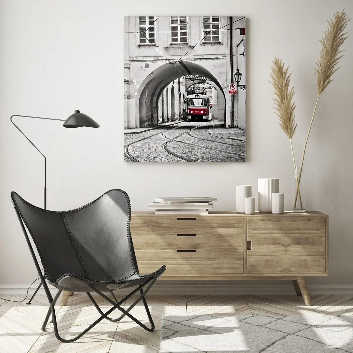 Obraz na szkle - Czarno-biały tramwaj w starej uliczce - 50x70cm - Przez miejski labirynt - Nowoczesna dekoracja ścienna do salonu, kuchni i sypialni ARTTOR