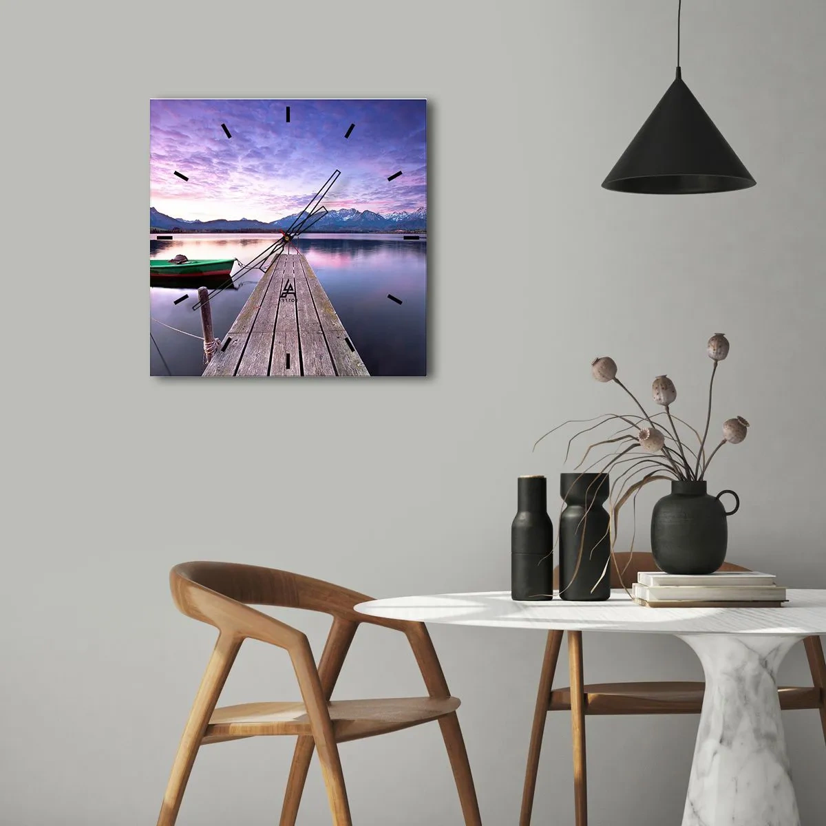 Zegar ścienny - Drewniany pomost z łódką na jeziorze otoczonym górami o zachodzie słońca - 30x30cm - Przyjazna cisza - Nowoczesna dekoracja ścienna do salonu i sypialni ARTTOR