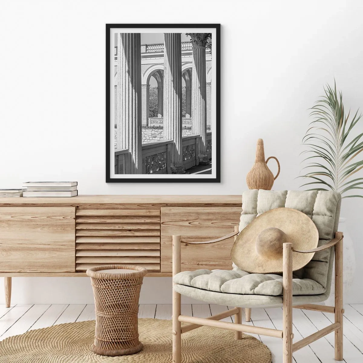 Plakat w czarnej ramie - Kolumny w architekturze z subtelnymi cieniami - 50x70cm - Słoneczna arkada - Nowoczesna dekoracja ścienna do salonu i sypialni ARTTOR