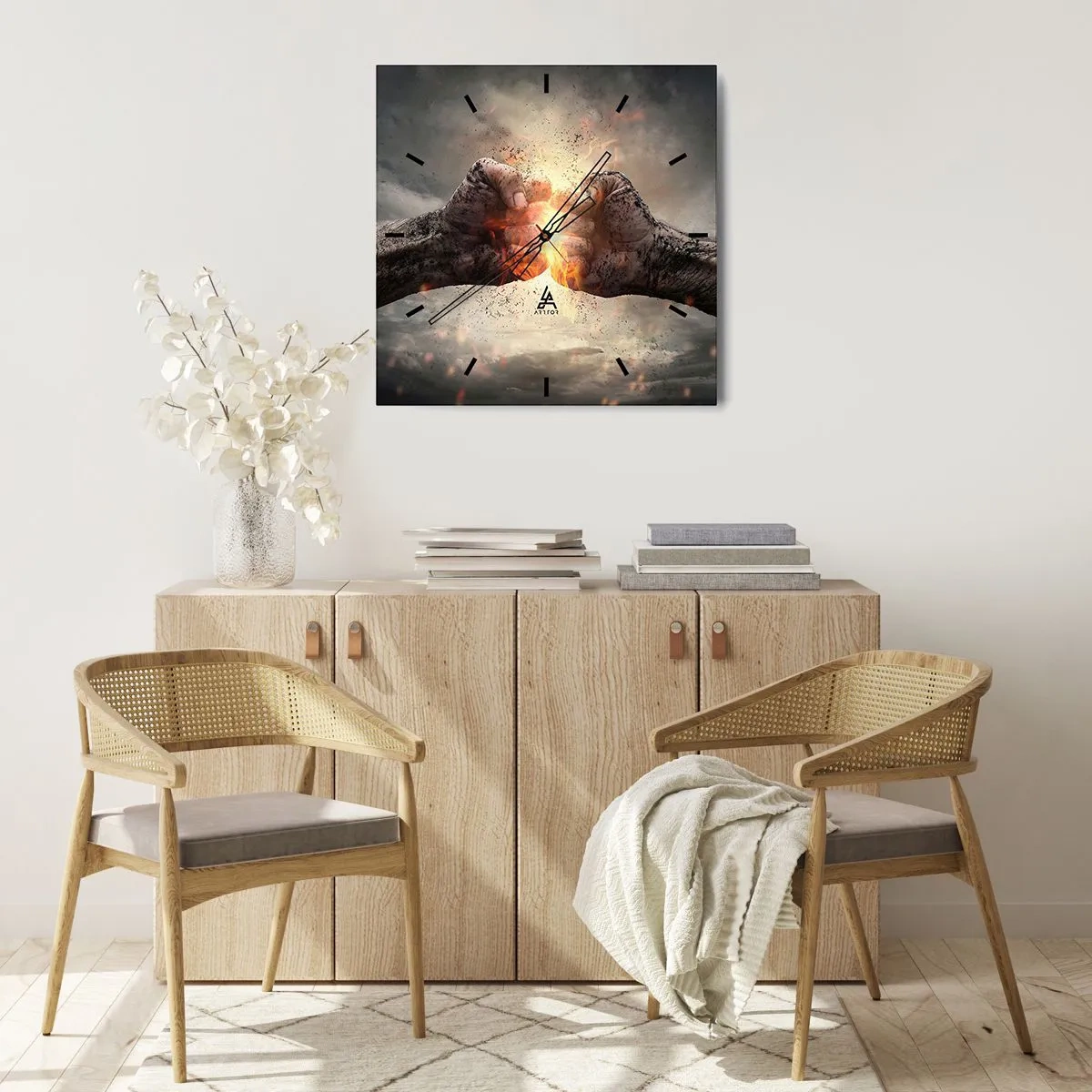 Zegar ścienny - Zaciśnięte pięści w dynamicznej scenerii z ogniem - 30x30cm - Stań do walki - Nowoczesna dekoracja ścienna do salonu i sypialni ARTTOR