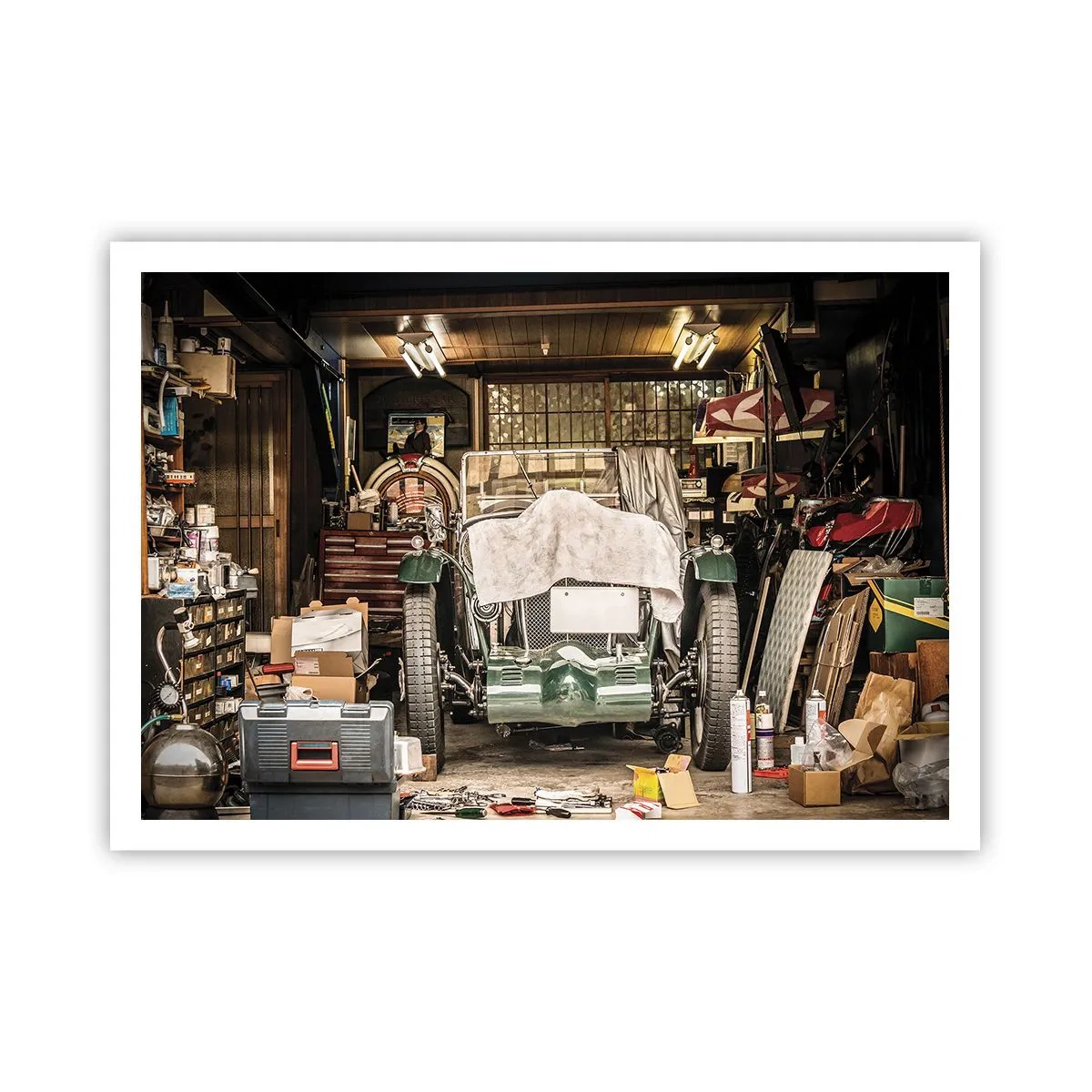 Plakat - Stary samochód w garażu otoczony narzędziami i sprzętem - 100x70cm - Powrót do przeszłości - Nowoczesna dekoracja ścienna do salonu i sypialni ARTTOR
