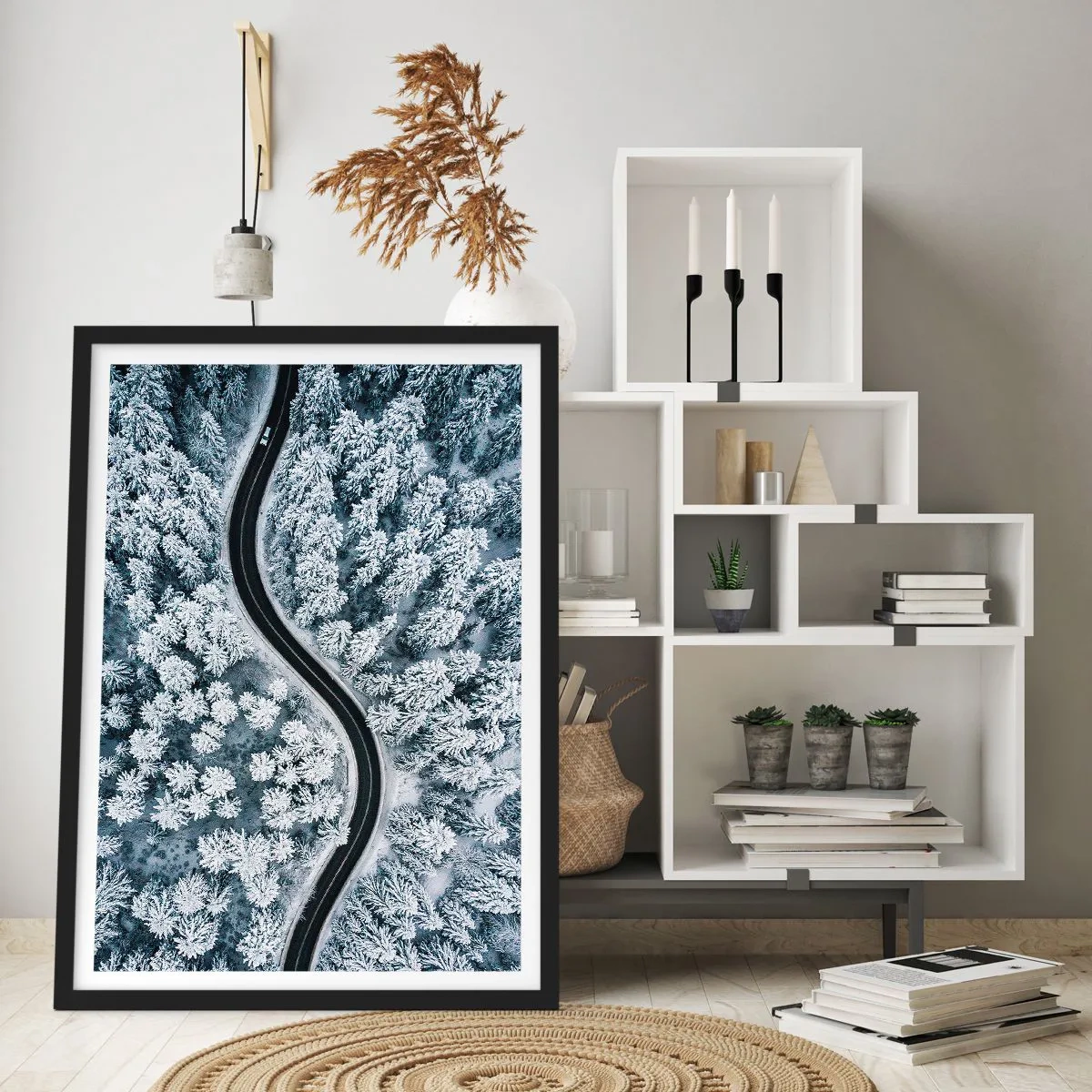 Plakat w czarnej ramie - Przez zimowy las - 61x91 cm