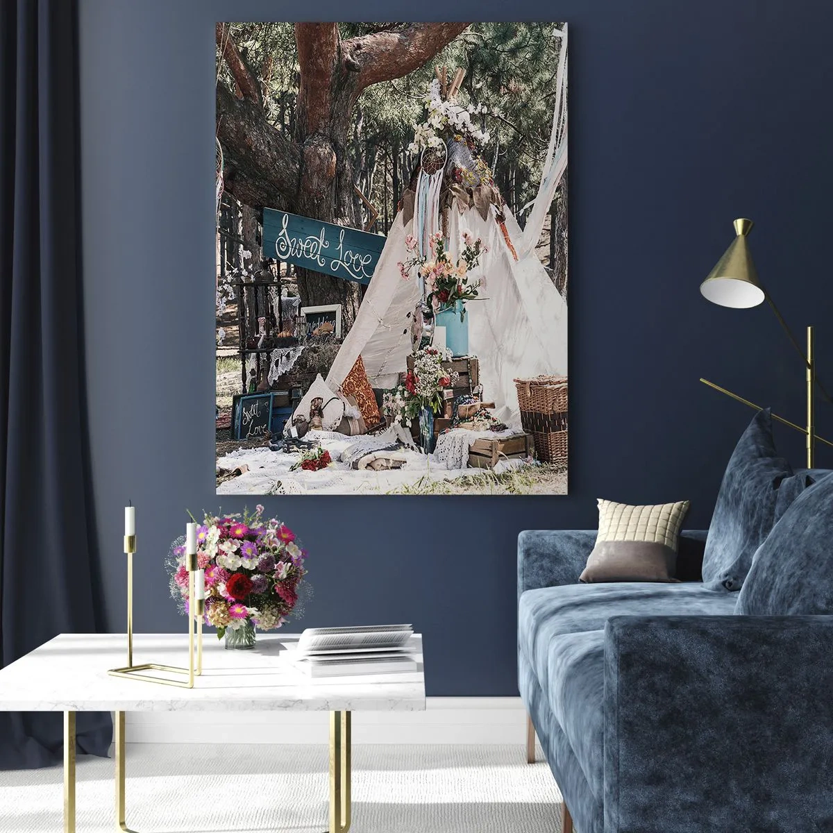 Obraz na szkle - Boho dekoracja plenerowa z tipi i kwiatami w lesie - 50x70cm - Make love… - Nowoczesna dekoracja ścienna do salonu, kuchni i sypialni ARTTOR