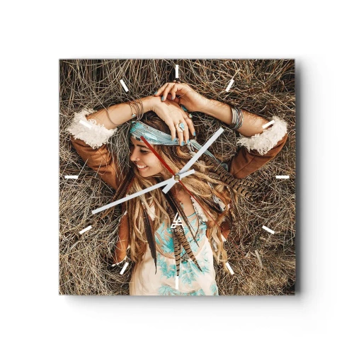Zegar ścienny - Kobieta w stylu boho leżąca na sianie - 30x30cm - W drodze do lata miłości - Nowoczesna dekoracja ścienna do salonu i sypialni ARTTOR