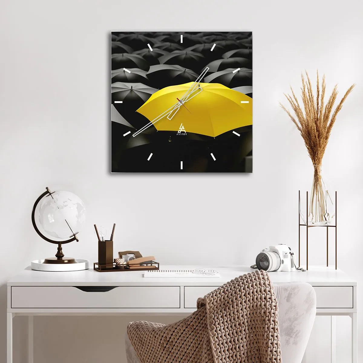 Zegar ścienny - Żółty parasol wśród czarnych parasoli - 30x30cm - Żegnaj smutku - Nowoczesna dekoracja ścienna do salonu i sypialni ARTTOR