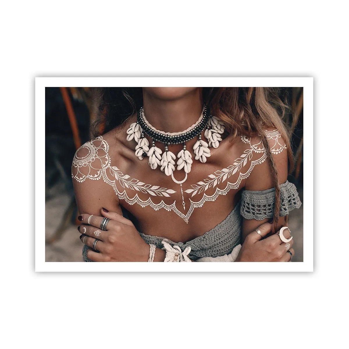 Plakat - Styl boho z biżuterią z muszli i koronkowym wzorem - 100x70cm - Talizmany, rytuały kobiecości - Nowoczesna dekoracja ścienna do salonu i sypialni ARTTOR