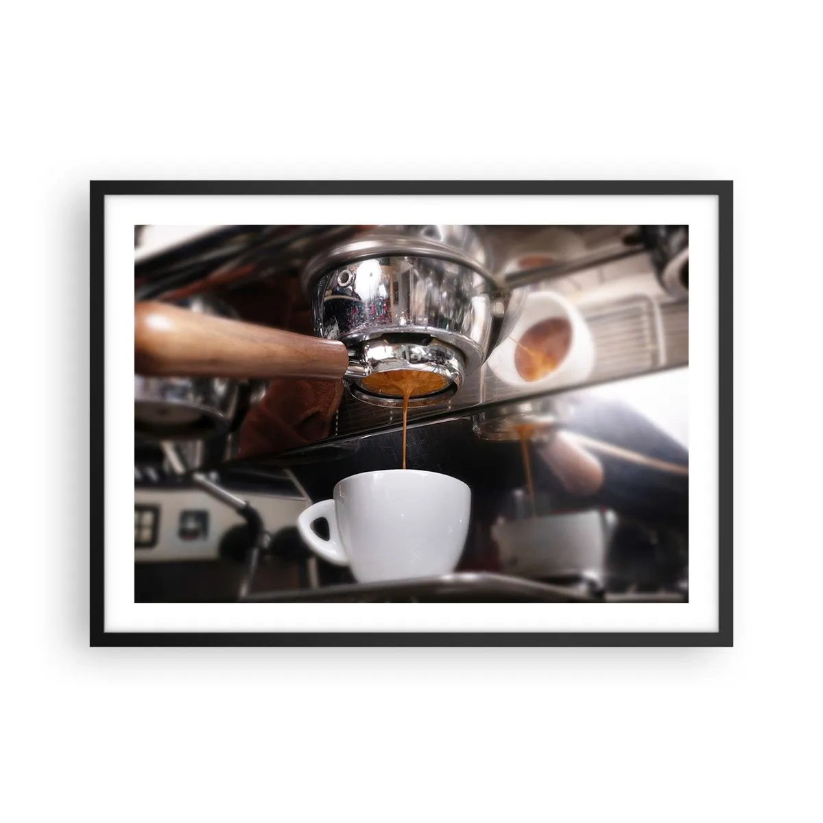 Plakat w czarnej ramie - Zbliżenie na ekspres do kawy przygotowujący świeże espresso - 70x50cm - Dobra chwila dnia - Nowoczesna dekoracja ścienna do salonu i sypialni ARTTOR