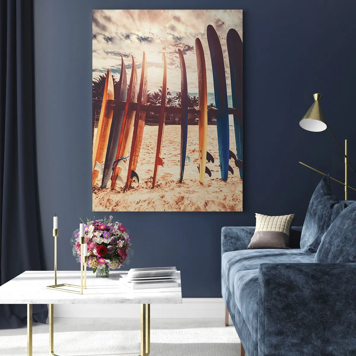 Obraz na szkle - Kolorowe deski surfingowe ustawione na plaży o zachodzie słońca - 50x70cm - Dobranoc, do jutra - Nowoczesna dekoracja ścienna do salonu, kuchni i sypialni ARTTOR