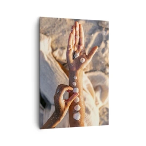 Obraz na płótnie - Dłonie z ułożonymi muszlami na tle piasku - 70x100cm - Piękno w zasięgu ręki - Nowoczesna dekoracja ścienna do salonu i sypialni ARTTOR