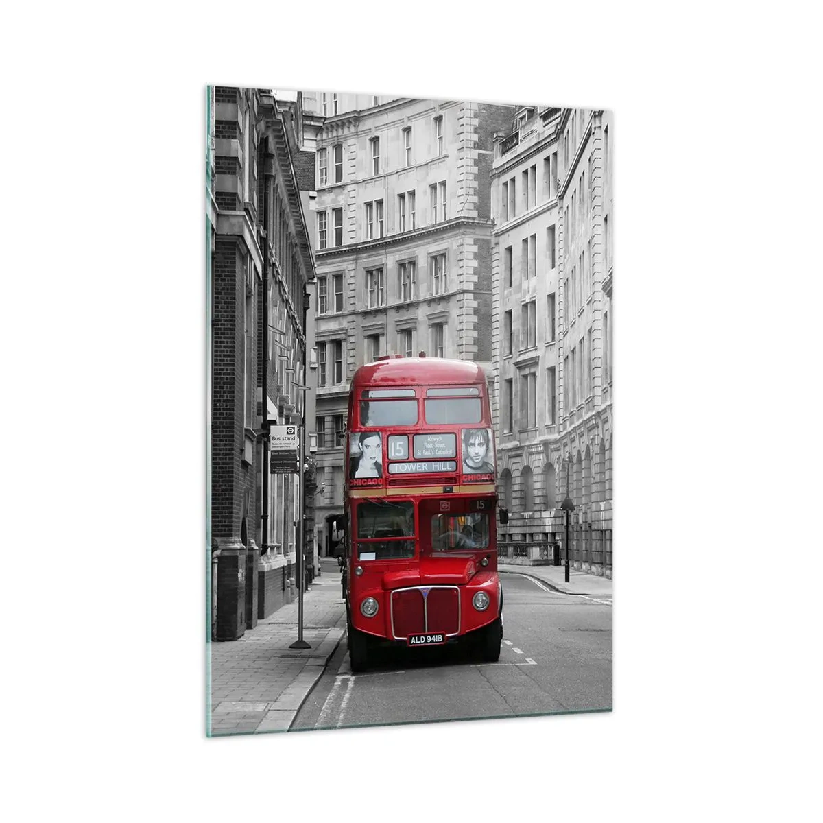 Obraz na szkle - Czerwony autobus wśród monochromatycznych ulic miasta - 50x70cm - Codzienność nie musi być szara - Nowoczesna dekoracja ścienna do salonu, kuchni i sypialni ARTTOR