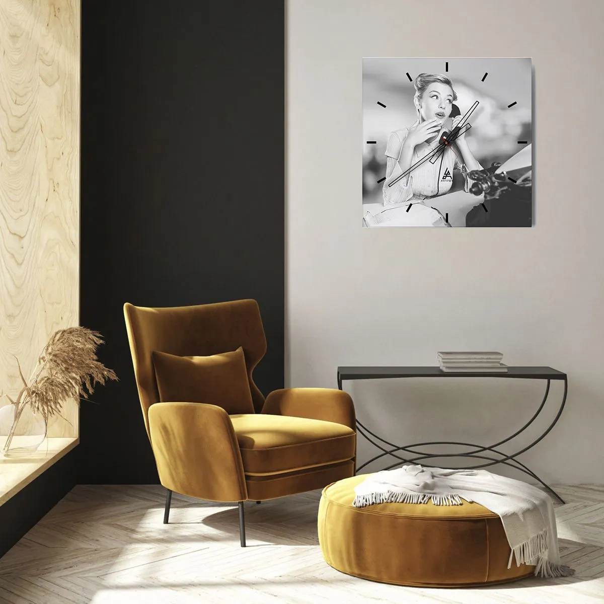 Zegar ścienny - Kobieta rozmawiająca przez telefon przy maszynie do pisania - 30x30cm - Halo, tu lata 50. - Nowoczesna dekoracja ścienna do salonu i sypialni ARTTOR