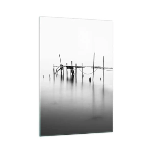Obraz na szkle - Czarno-biały pomost zanurzony w mglistym krajobrazie - 70x100cm - A jeśli świata nie ma? - Nowoczesna dekoracja ścienna do salonu i sypialni ARTTOR