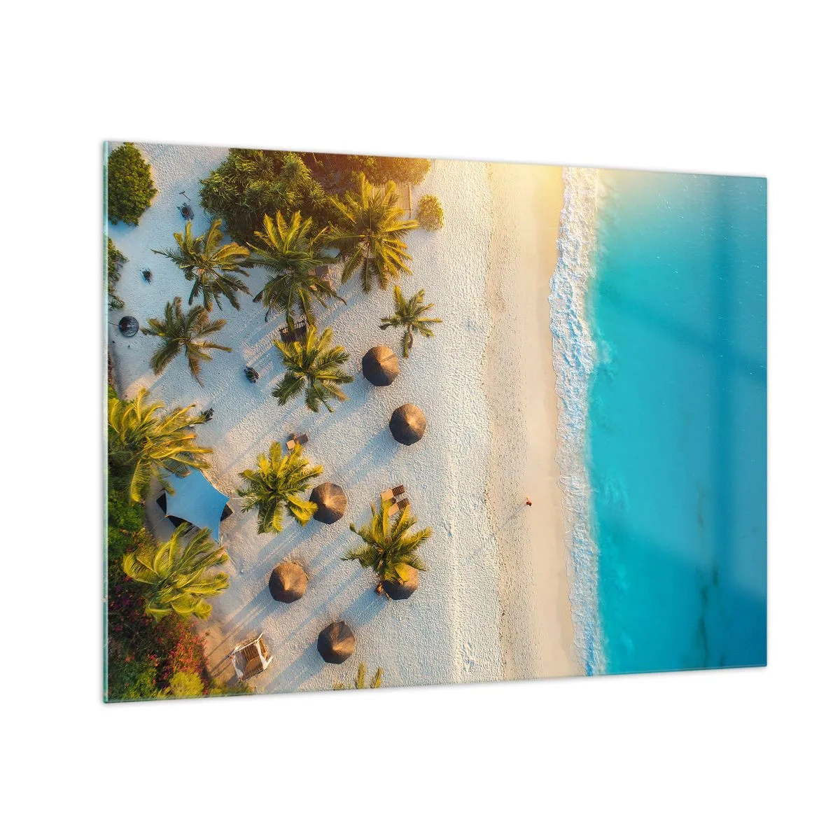 Obraz na szkle - Tropikalna plaża z palmami i parasolami w ujęciu z lotu ptaka - 70x50cm - Witaj w raju - Nowoczesna dekoracja ścienna do salonu i sypialni ARTTOR