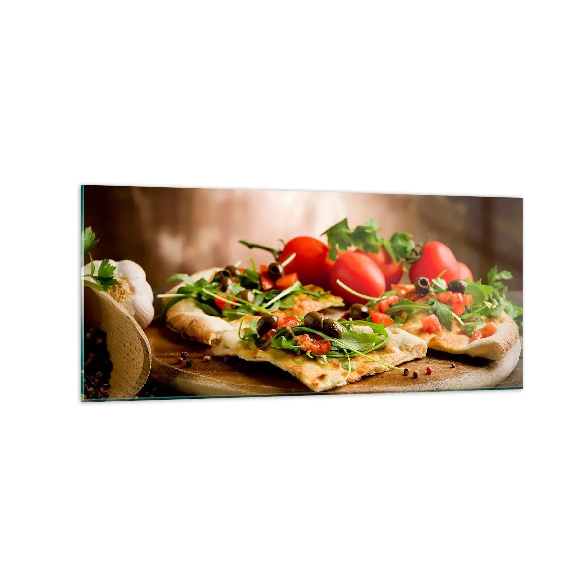 Obraz na szkle - Pizza z warzywami na drewnianej desce w rustykalnym stylu - 120x50cm - Prosto z pieca i z ogrodu - Nowoczesna dekoracja ścienna do salonu i sypialni ARTTOR