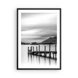 Plakat w czarnej ramie - Czarno-biała scena z jeziorem, pomostem i górami - 50x70cm - Łagodność i siła - Nowoczesna dekoracja ścienna do salonu i sypialni ARTTOR