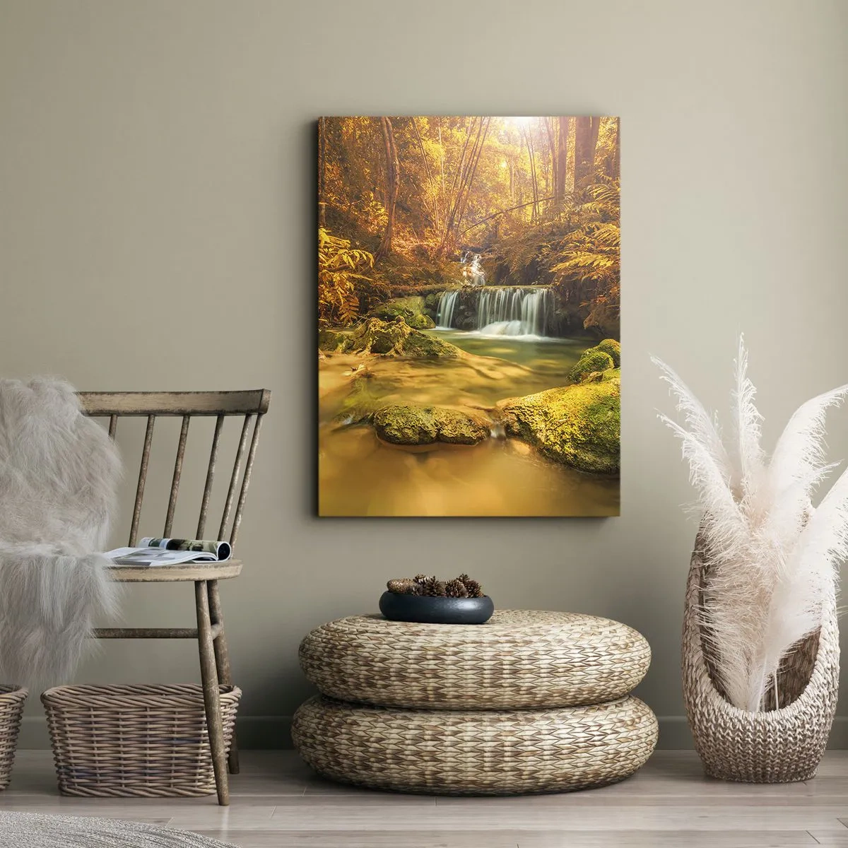 Obraz na płótnie - Jesienny wodospad w złotym świetle lasu - 50x70cm - Leśna kaskada w złocie - Nowoczesna dekoracja ścienna do salonu, kuchni i sypialni ARTTOR
