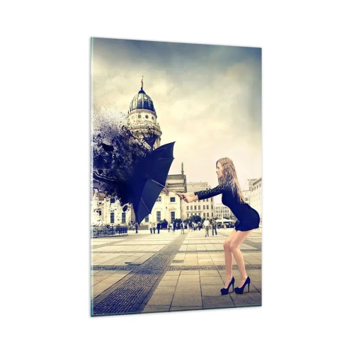 Obraz na szkle - Kobieta z parasolem w artystycznej kompozycji na miejskim tle - 80x120cm - Jest taki wiatr… - Nowoczesna dekoracja ścienna do salonu i sypialni ARTTOR
