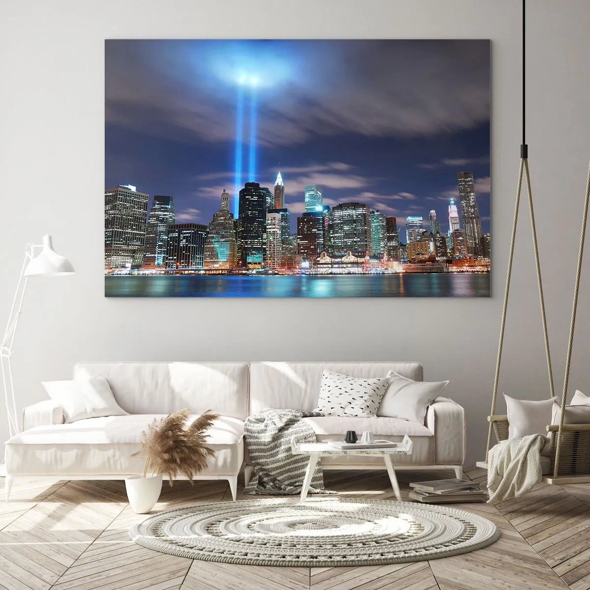 Obraz na szkle - Wieczorna panorama miasta z reflektorami świetlnymi - 70x50cm - Światłem dosięgnąć nieba - Nowoczesna dekoracja ścienna do salonu i sypialni ARTTOR