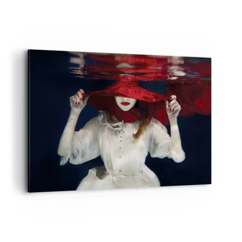 Obraz na płótnie - Kobieta w czerwonym kapeluszu zanurzona w wodzie - 100x70cm - Dziwożona - Nowoczesna dekoracja ścienna do salonu, kuchni i sypialni ARTTOR
