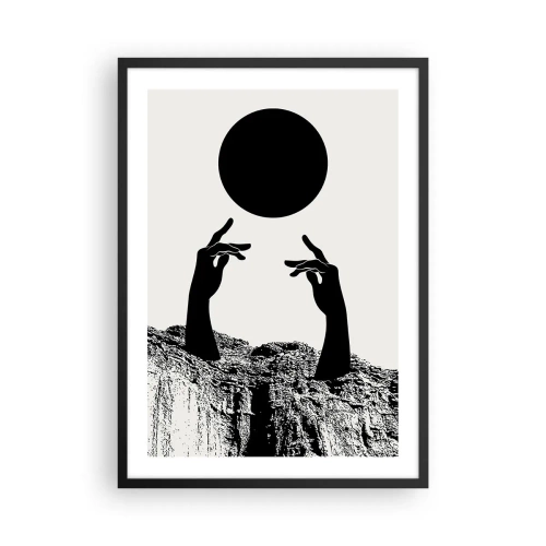 Plakat w czarnej ramie - Symboliczne dłonie sięgające po czarną kulę na tle skał - 50x70cm - Kompozycja surrealistyczna: słońce i reszta - Nowoczesna dekoracja ścienna do salonu i sypialni ARTTOR
