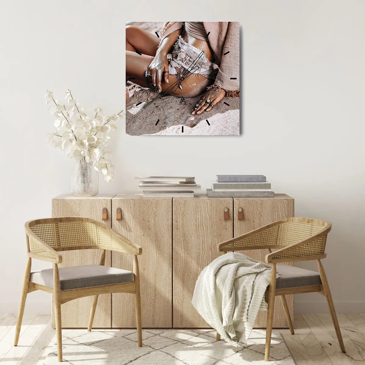 Zegar ścienny - Kobieta w stylu boho na plaży z biżuterią - 30x30cm - Wyrzucona przez fale? - Nowoczesna dekoracja ścienna do salonu i sypialni ARTTOR