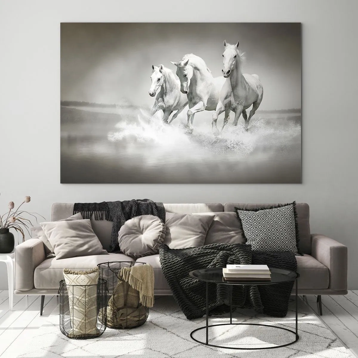 Obraz na szkle - Trzy białe konie galopujące po wodzie - 120x80cm - Białe szaleństwo - Nowoczesna dekoracja ścienna do salonu, kuchni i sypialni ARTTOR