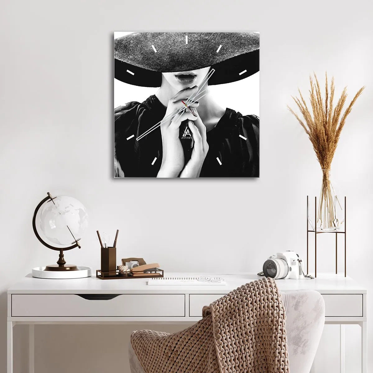 Zegar ścienny - Stylowa kobieta w dużym kapeluszu w odcieniach czerni i bieli - 30x30cm - Skryte piękno - Nowoczesna dekoracja ścienna do salonu i sypialni ARTTOR