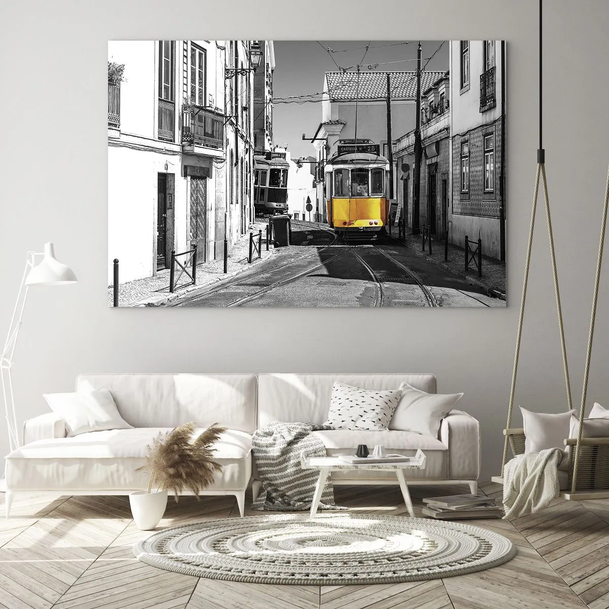 Obraz na szkle - Żółty tramwaj na czarno-białej ulicy europejskiego miasta - 70x50cm - Duch Lizbony - Nowoczesna dekoracja ścienna do salonu i sypialni ARTTOR