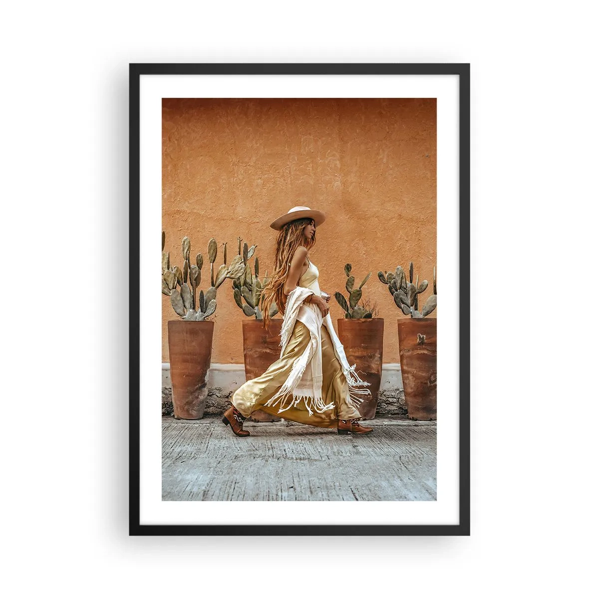 Plakat w czarnej ramie - Stylowa kobieta w kapeluszu na tle kaktusów - 50x70cm - W stylu hippie - Nowoczesna dekoracja ścienna do salonu i sypialni ARTTOR