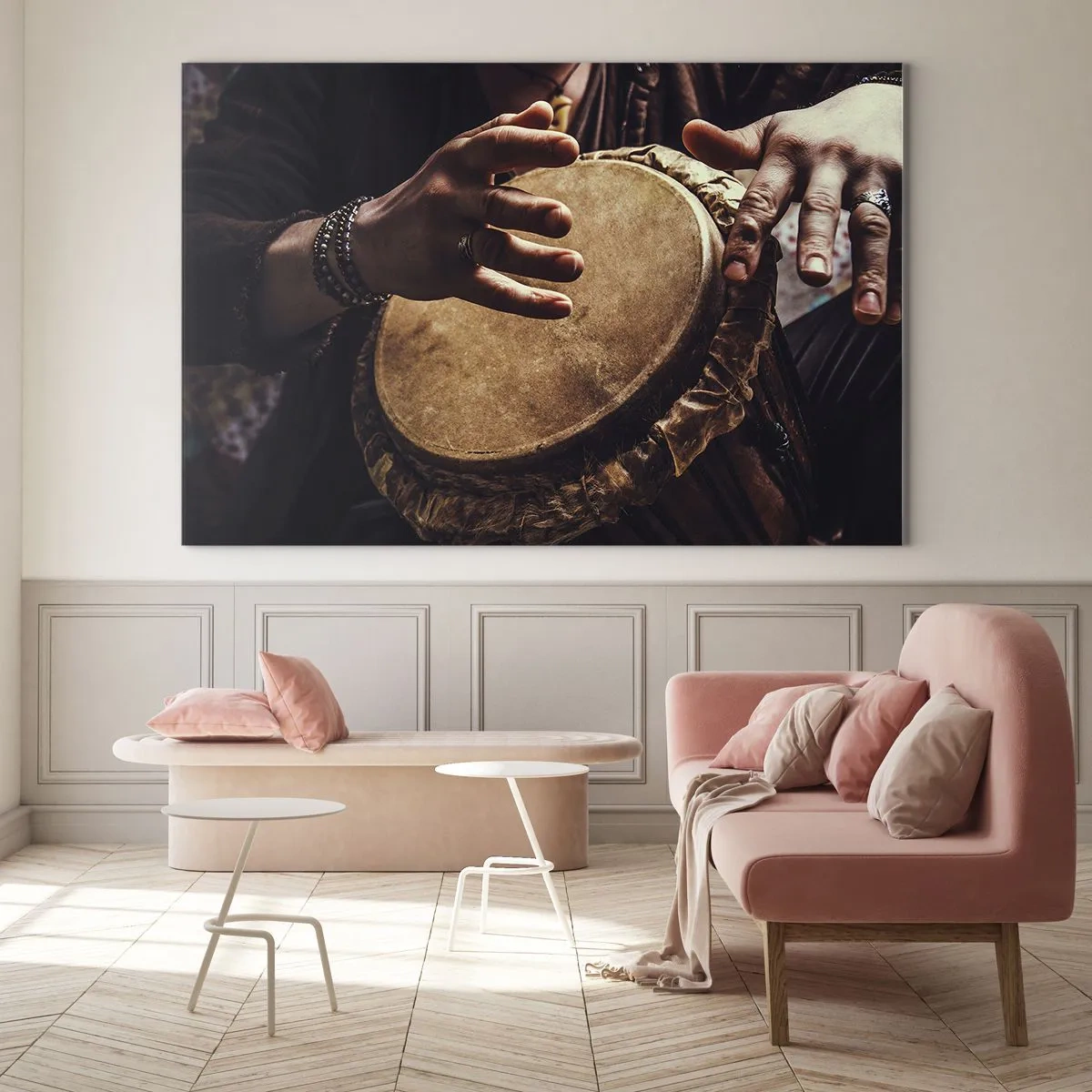 Obraz na szkle - Zbliżenie na dłonie grające na bębnie djembe w ciepłym świetle - 70x50cm - W rytmie serca - Nowoczesna dekoracja ścienna do salonu i sypialni ARTTOR