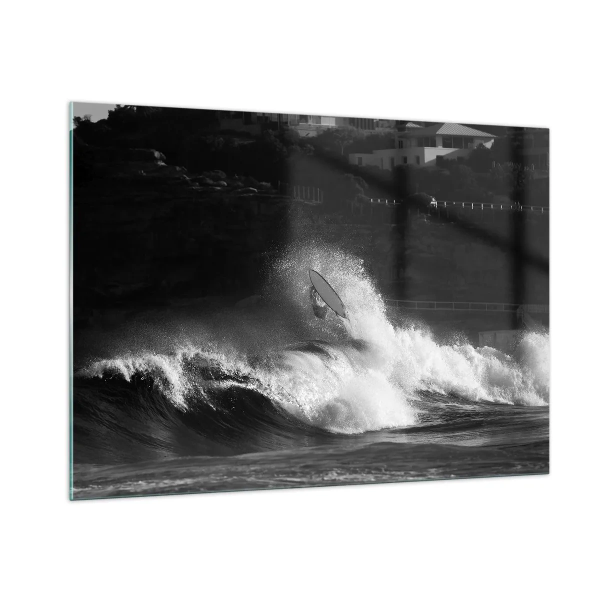 Obraz na szkle - Surfer na fali uchwycony w czarno-białej fotografii - 100x70cm - Wyzwanie przyjęte! - Nowoczesna dekoracja ścienna do salonu, kuchni i sypialni ARTTOR