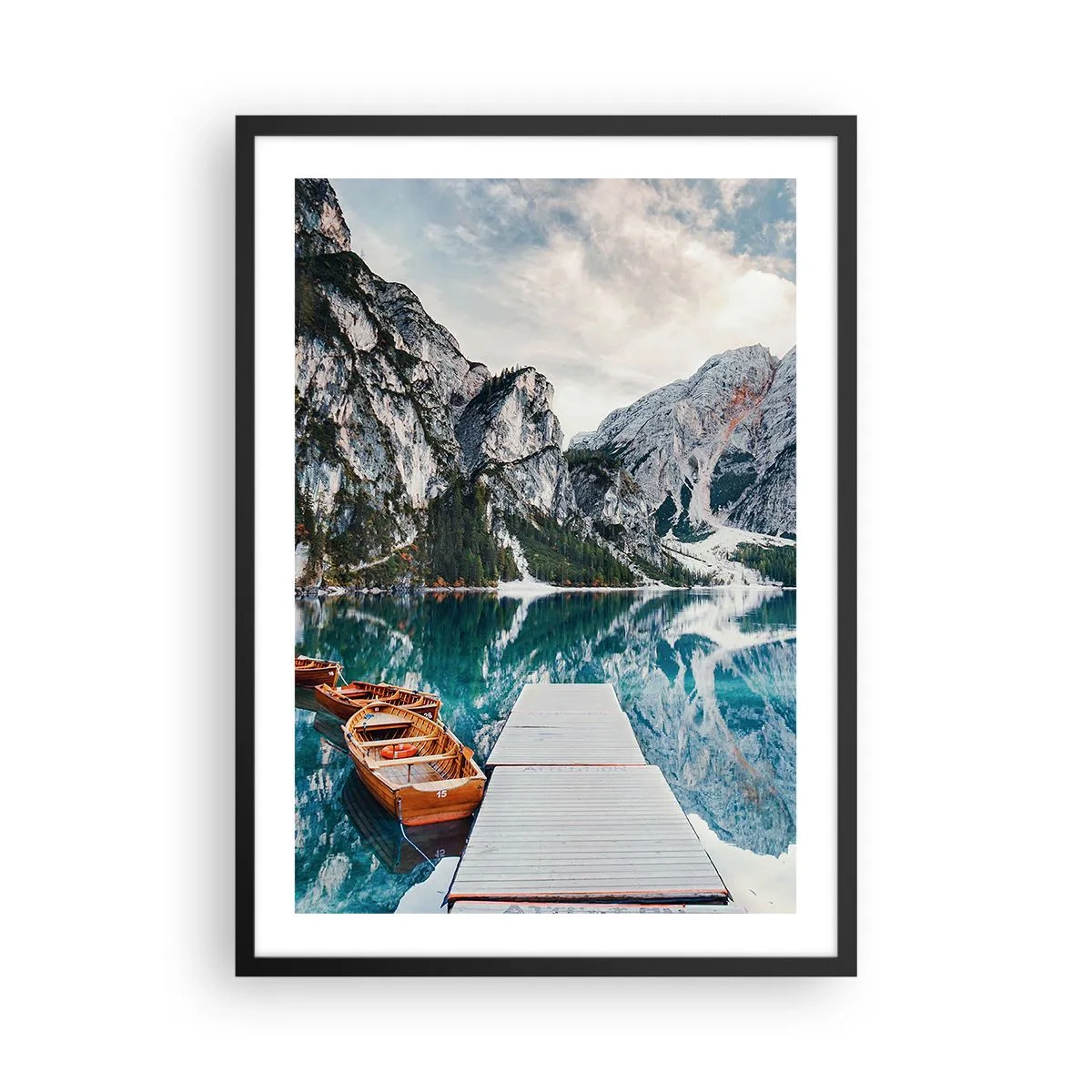 Plakat w czarnej ramie - Górskie jezioro z drewnianymi łódkami i pomostem - 50x70cm - Pokażemy ci piękno - Nowoczesna dekoracja ścienna do salonu i sypialni ARTTOR