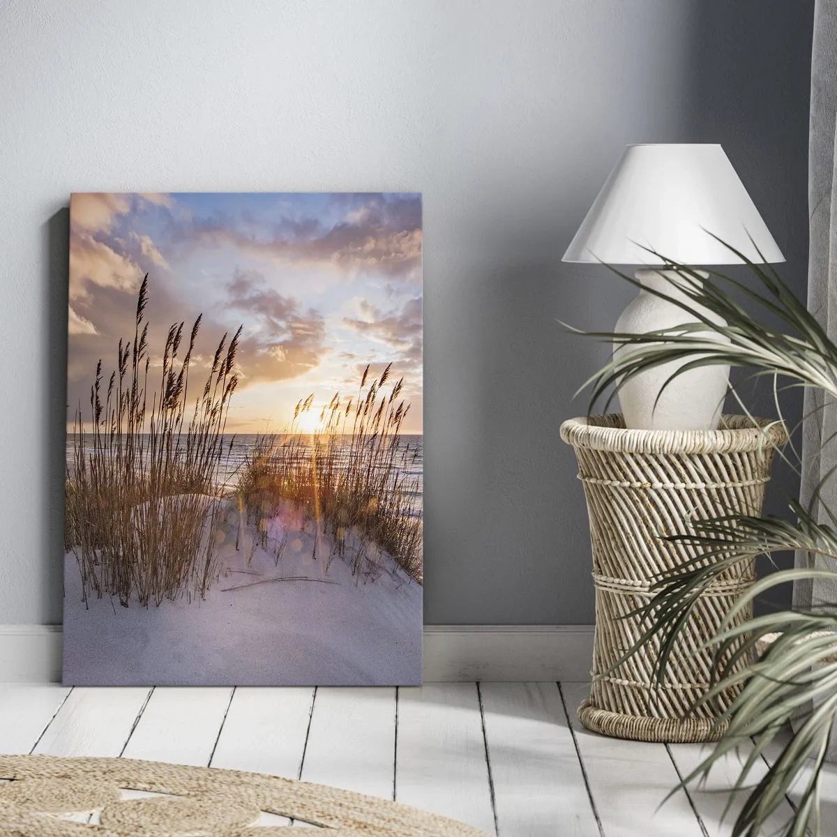 Obraz na płótnie - Trawy na wydmach o zachodzie słońca nad morzem - 50x70cm - Pożegnanie słońca i wiatru - Nowoczesna dekoracja ścienna do salonu, kuchni i sypialni ARTTOR