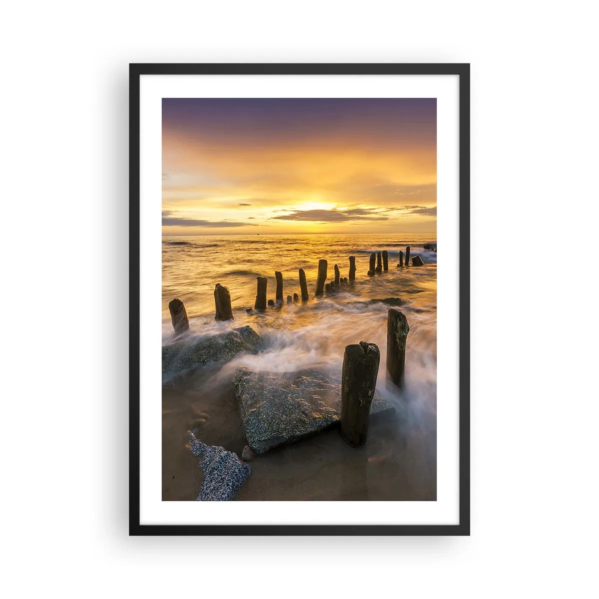 Plakat w czarnej ramie - Zachód słońca nad morzem z drewnianymi paliami na plaży - 50x70cm - Surowe piękno Bałtyku - Nowoczesna dekoracja ścienna do salonu i sypialni ARTTOR