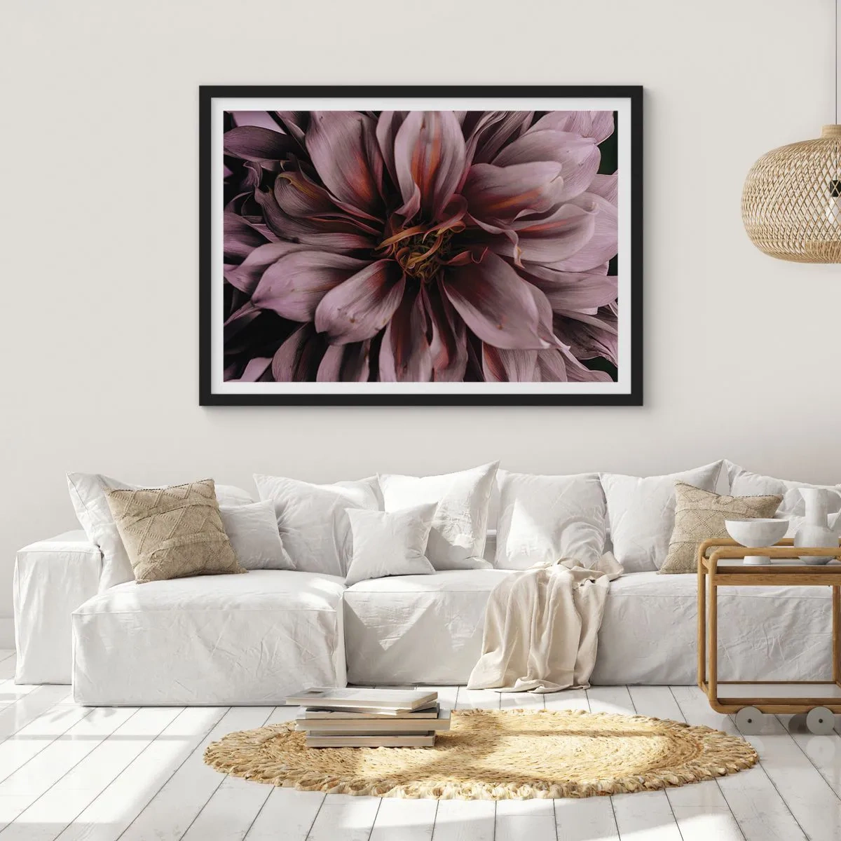 Plakat w czarnej ramie - Zbliżenie na detal dużego kwiatu w subtelnych barwach - 70x50cm - Kwietne serce - Nowoczesna dekoracja ścienna do salonu i sypialni ARTTOR