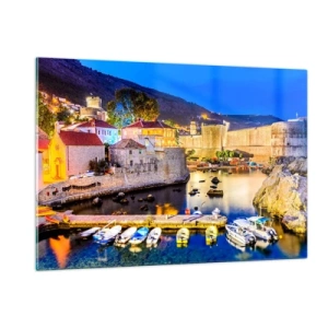 Obraz na szkle - Wieczorna panorama Dubrownika z łodziami i murami miejskimi - 120x80cm - Rozświetlona noc nad Adriatykiem - Nowoczesna dekoracja ścienna do salonu, kuchni i sypialni ARTTOR