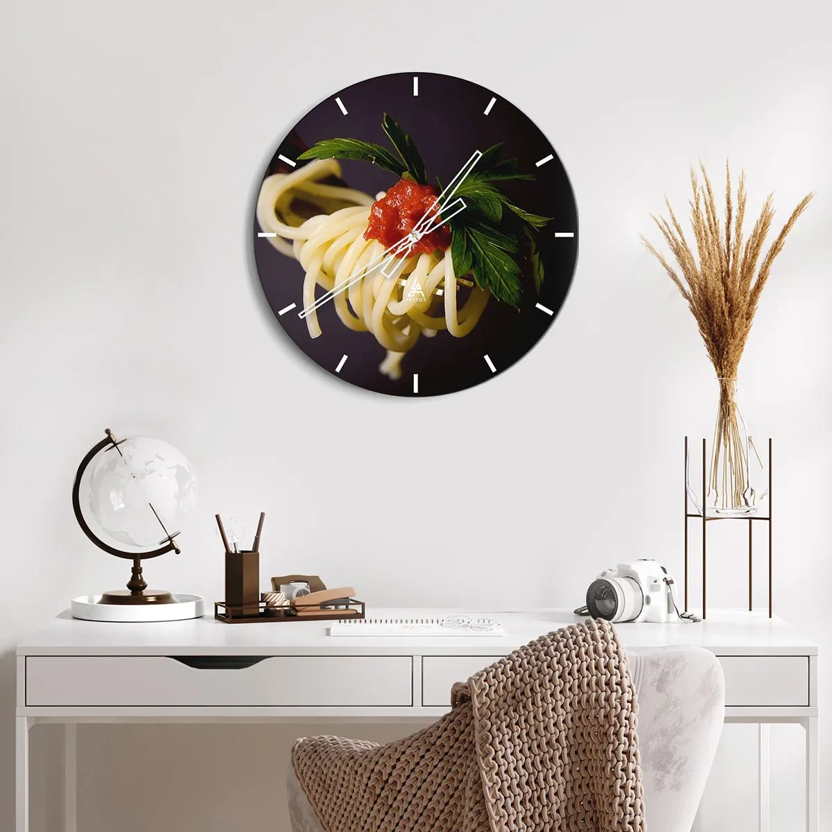 Zegar ścienny - Makaron spaghetti z sosem pomidorowym i ziołami - 30x30cm - Smakowity kęs - Nowoczesna dekoracja ścienna do salonu, kuchni i sypialni ARTTOR