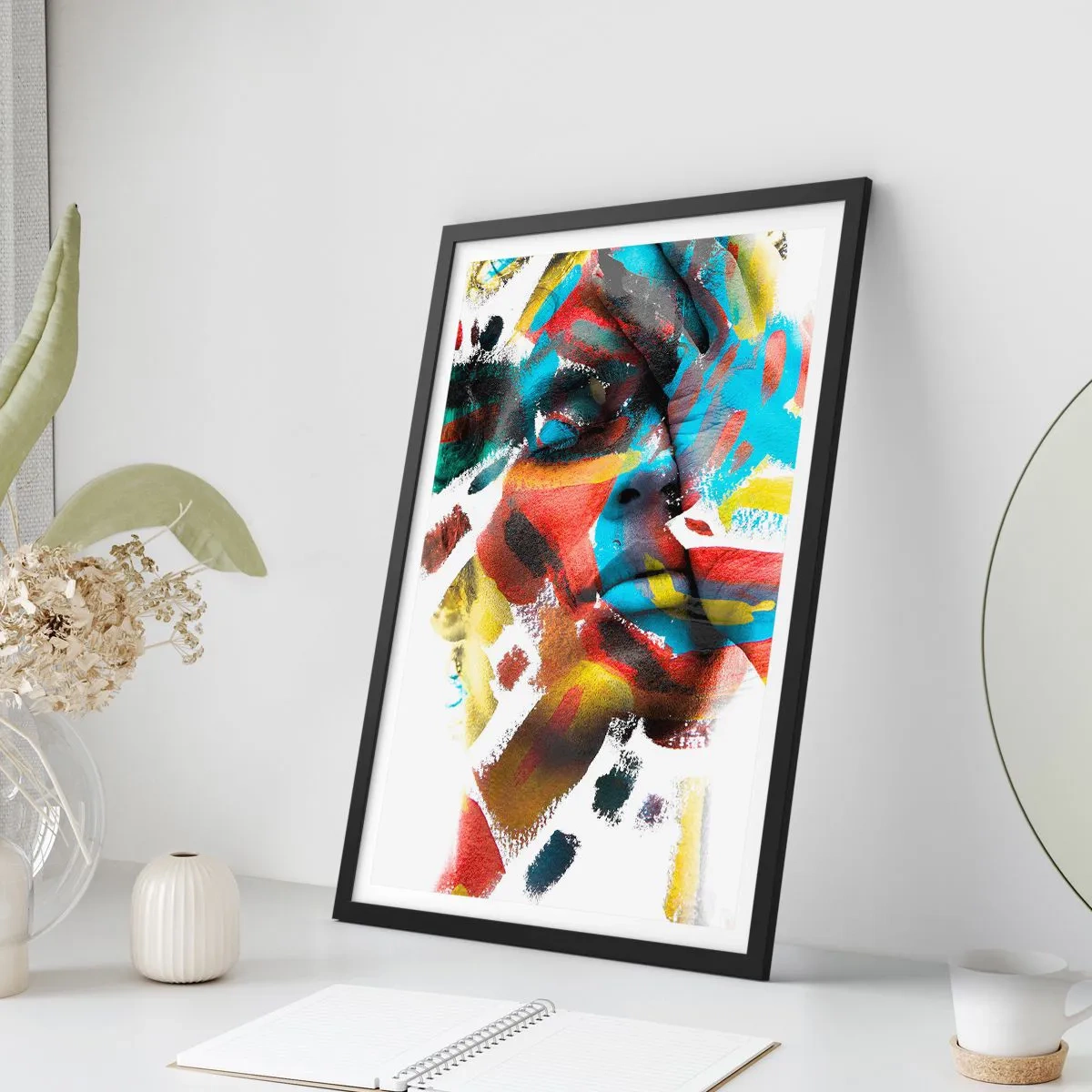 Plakat w czarnej ramie - Artystyczny portret kobiety w abstrakcyjnych kolorach - 50x70cm - Barwna osobowość - Nowoczesna dekoracja ścienna do salonu i sypialni ARTTOR