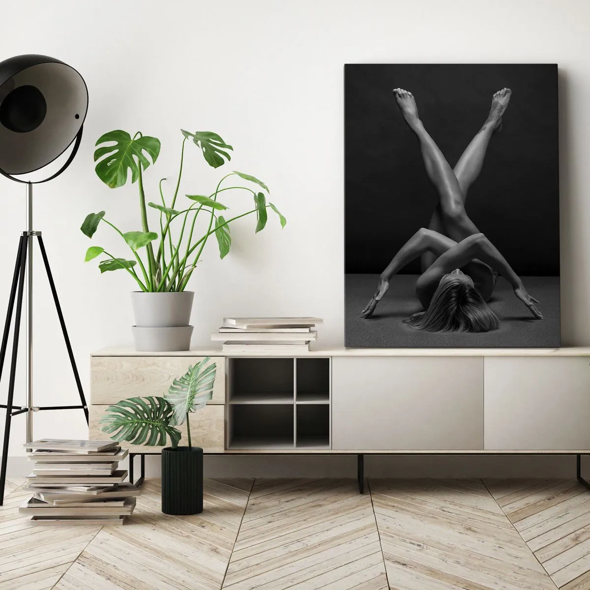 Obraz na płótnie - Artystyczna kompozycja kobiecej sylwetki w dynamicznej pozie na czarnym tle - 50x70cm - Geometria nagości - Nowoczesna dekoracja ścienna do salonu, kuchni i sypialni ARTTOR