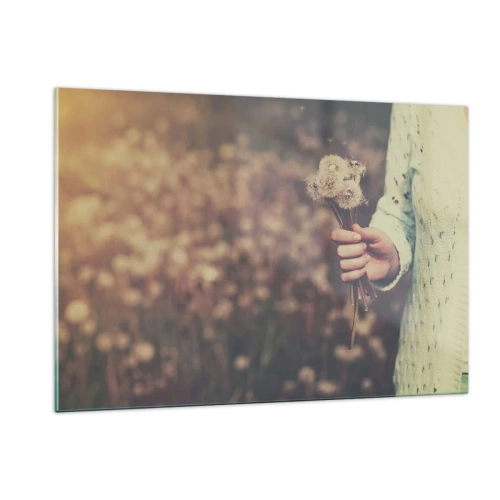 Obraz na szkle - Ręka trzymająca bukiet dmuchawców na tle rozmytego pola - 120x80cm - Zatrzymaj je, proszę - Nowoczesna dekoracja ścienna do salonu, kuchni i sypialni ARTTOR