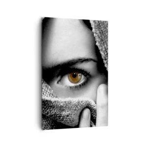Obraz na płótnie - Portret kobiety z bursztynowym okiem zakrytej tkaniną w odcieniach szarości. - 80x120cm - Poznaj tajemnicę - Nowoczesna dekoracja ścienna do salonu i sypialni ARTTOR