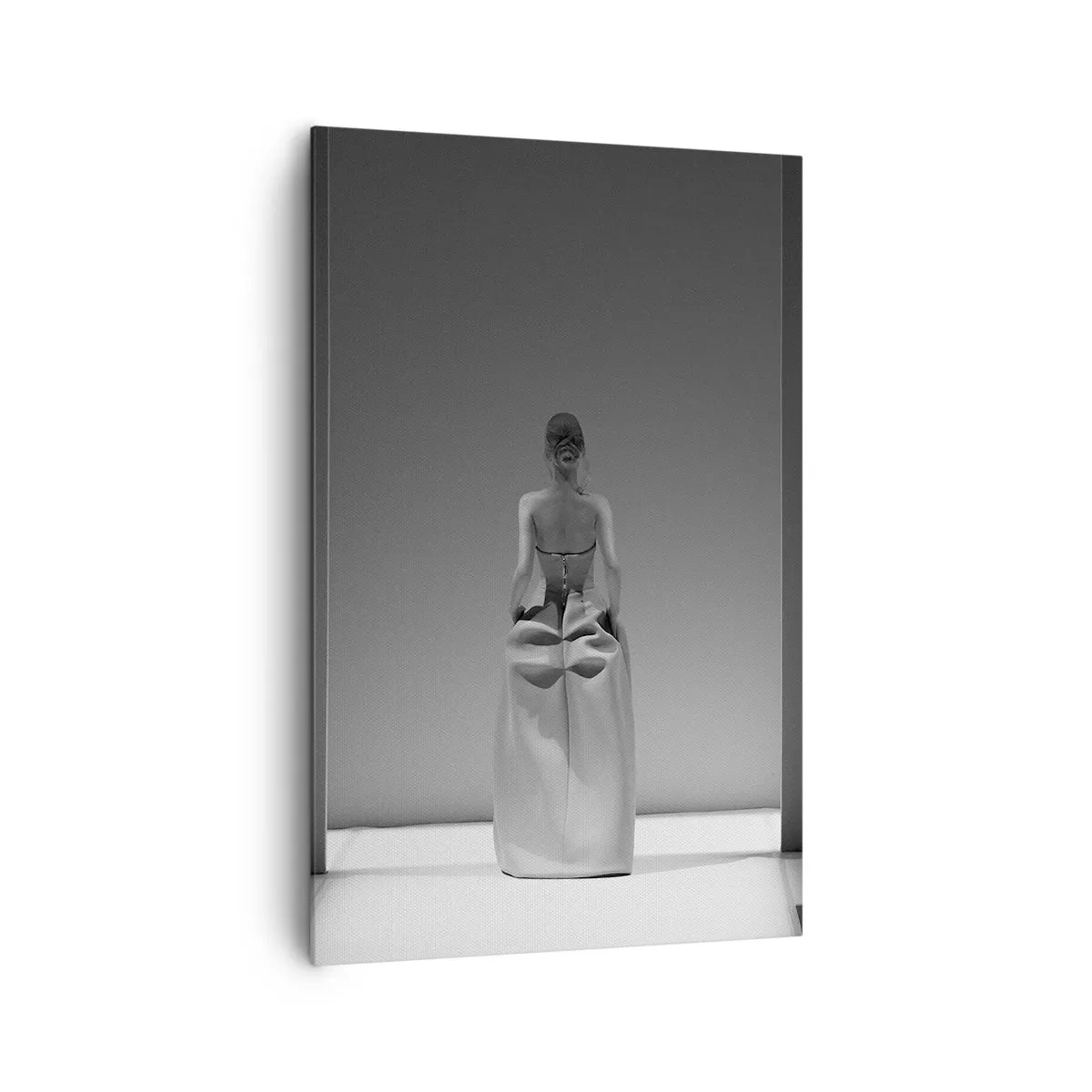 Obraz na płótnie - Czarno-biały obraz z minimalistyczną sceną kobiety w geometrycznej przestrzeni - 80x120cm - Wyrafinowana prostota - Nowoczesna dekoracja ścienna do salonu i sypialni ARTTOR