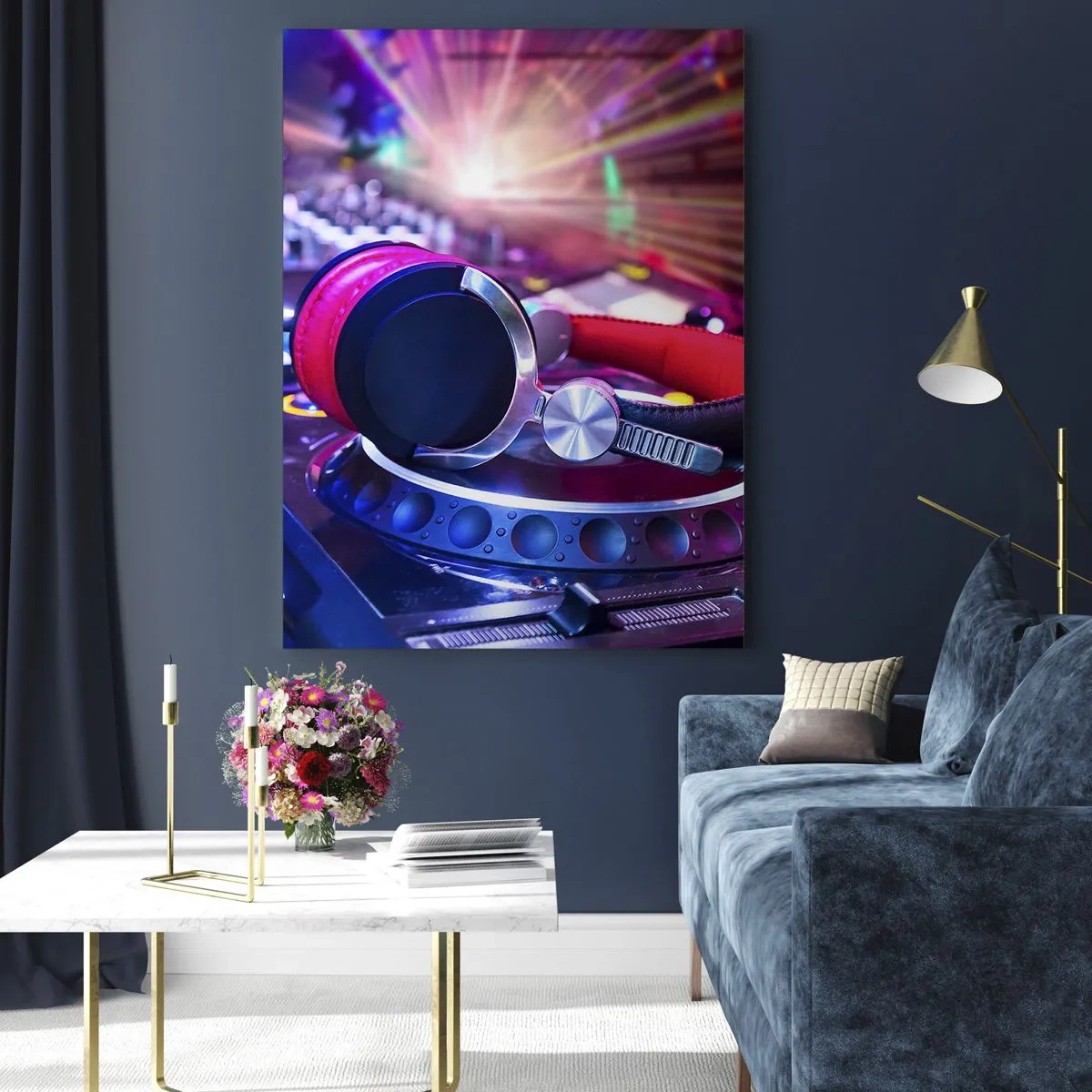 Obraz na szkle - Sprzęt DJ z kolorowymi światłami i słuchawkami - 50x70cm - Będzie, będzie się działo - Nowoczesna dekoracja ścienna do salonu, kuchni i sypialni ARTTOR