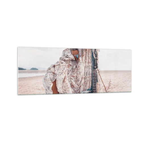 Obraz na szkle - Kobieta w stylu boho z gitarą na plaży - 140x50cm - Dzieci kwiaty w drodze - Nowoczesna dekoracja ścienna do salonu i sypialni ARTTOR