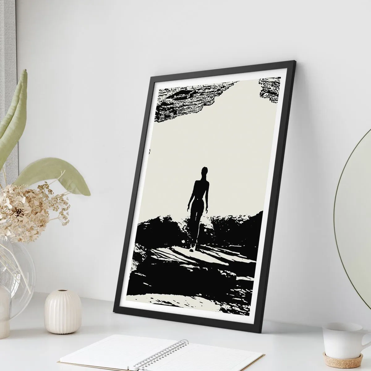 Plakat w czarnej ramie - Sylwetka kobiety wychodzącej z jaskini w kontrastowym stylu - 50x70cm - Nowe spojrzenie - Nowoczesna dekoracja ścienna do salonu i sypialni ARTTOR