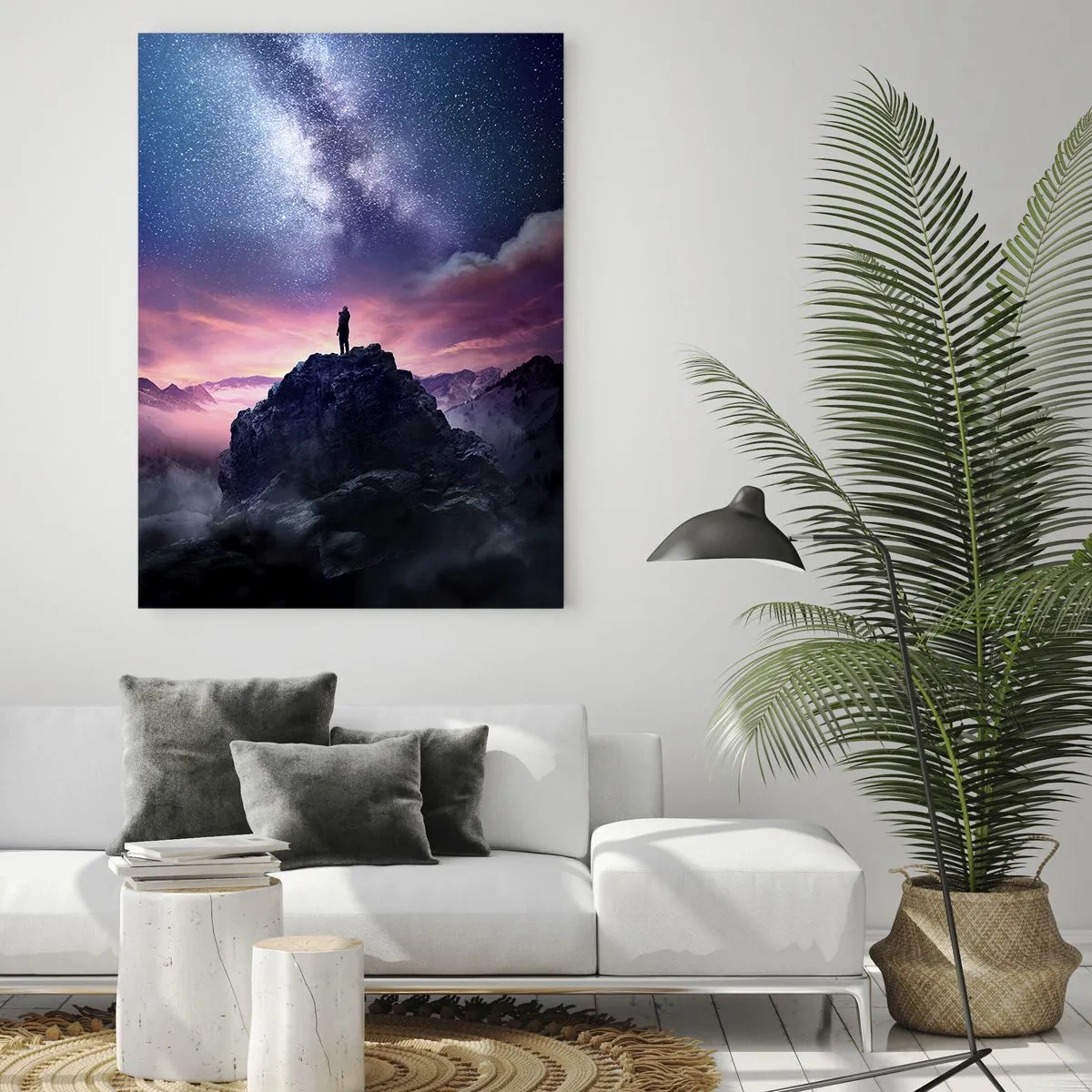 Obraz na szkle - Sylwetka osoby stojącej na szczycie góry pod gwiaździstym niebem - 70x100cm - I poczuł życie - Nowoczesna dekoracja ścienna do salonu i sypialni ARTTOR