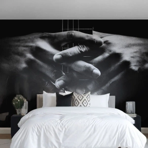 Fototapeta Premium Sand - Złożone dłonie na gryfie gitary w czerni i bieli - 100x70cm - Modlitwa artysty - Nowoczesna dekoracja ścienna do salonu, kuchni i sypialni ARTTOR