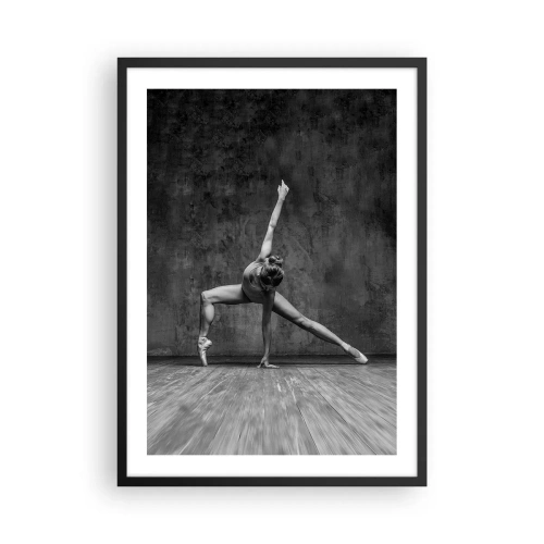 Plakat w czarnej ramie - Czarno-biała baletnica w dynamicznej pozie na tle surowej ściany - 50x70cm - Ideał równowagi - Nowoczesna dekoracja ścienna do salonu i sypialni ARTTOR