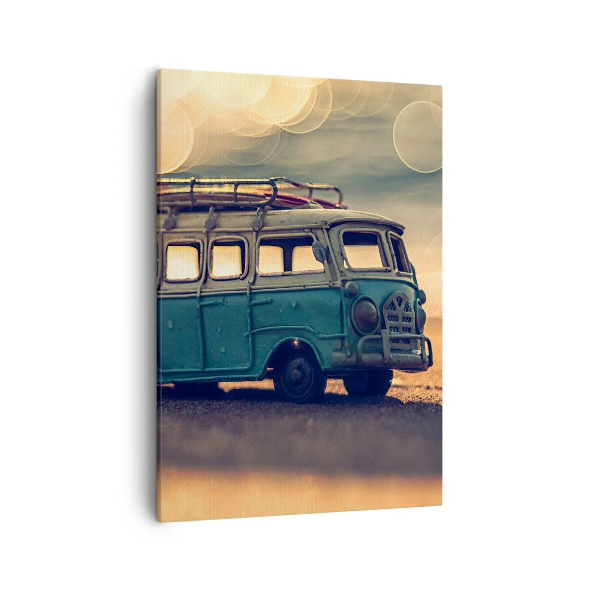 Obraz na płótnie - Retro bus na tle zachodzącego słońca - 50x70cm - Koniec bożków: pieniądza i pracy - Nowoczesna dekoracja ścienna do salonu, kuchni i sypialni ARTTOR